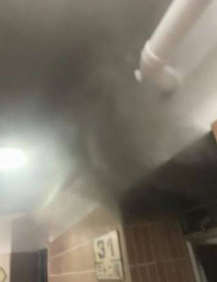 香港大埔宏福苑大火逃生影片曝光，可见浓烟迅速从窗户窜入31楼走廊。（影片截图）