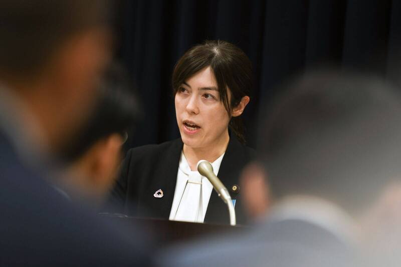 日本将强化对外国人居留与入籍的管理，负责外国人政策的经济安全保障担当大臣小野田纪美，将汇整相关基本方针。（彭博档案照）