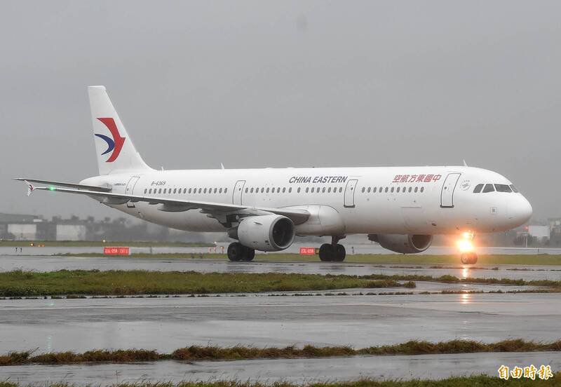 中国3大航空公司宣布，涉及日本航线可以免费退改票的期限，由于原本的12月31日延长至2026年3月28日。图为东方航空班机。（资料照）