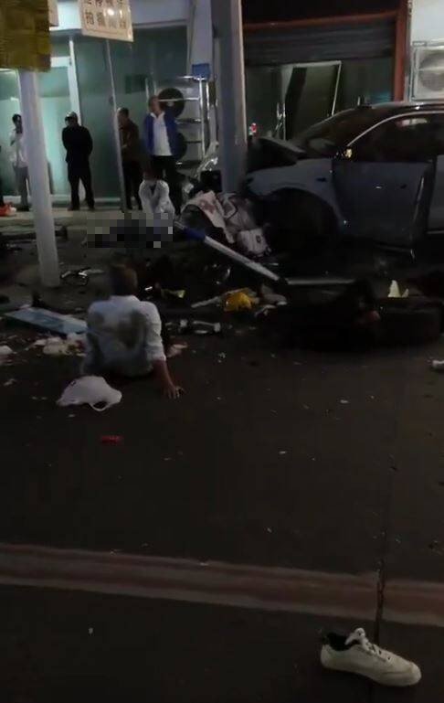 现场人员急救。（取自X）