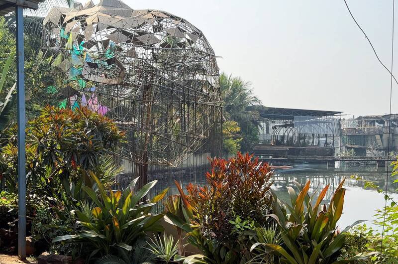 印度果阿邦「Birch by Romeo Lane」夜店7日发生夺命大火，造成至少25人丧生。图为火灾后的现场废墟，该建筑已被当局封锁进行调查。（路透）