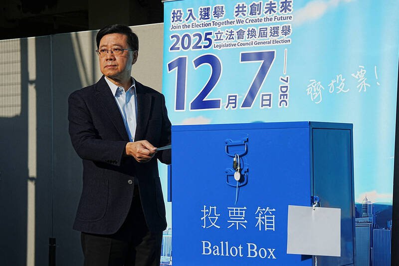 香港特首李家超（见图）7日前往投票站投下立法会选举选票。（路透）