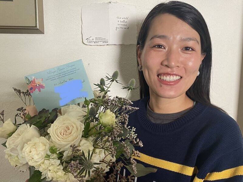 何如佳（Ruthia He），拥有北京大学、卡内基梅隆大学双名校学位，在矽谷创立了远距医疗新创公司，藉公司产品故意让数万人药物成瘾而发大财。（撷取自何如佳LinkedIn）