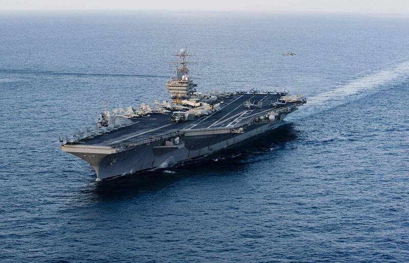美国海军「尼米兹级」航空母舰「林肯号」打击群，目前正在太平洋向西航行，执行「紧急加派部署」。（法新社档案照）