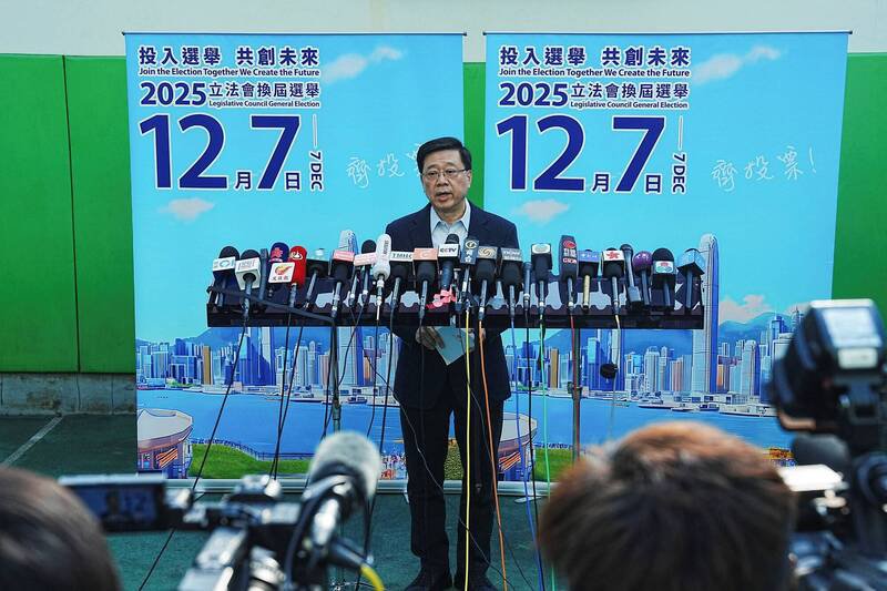 香港立法会议员选举为提高投票率，将投票时间延长到16小时。（路透）