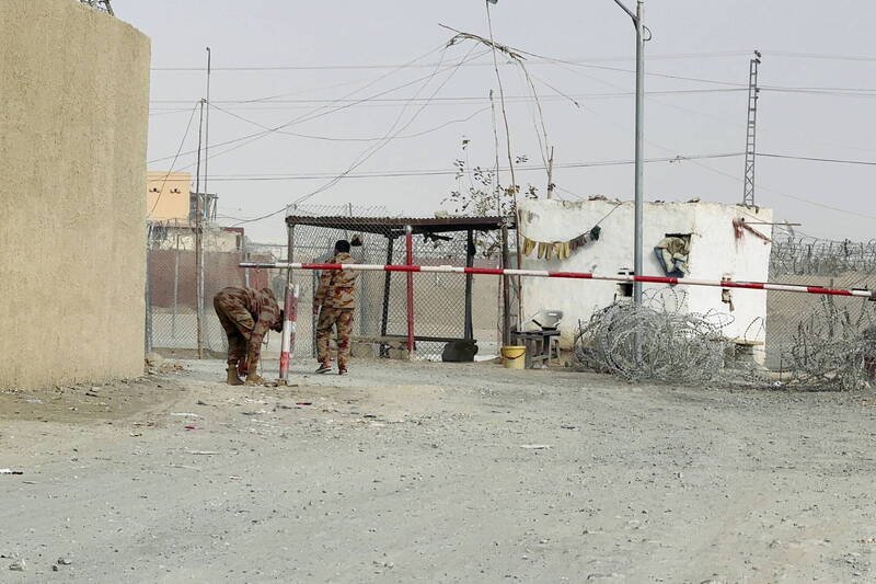 巴基斯坦表示，巴基斯坦塔利班袭击该国西北部与阿富汗接壤的边境地区的安全检查站。图为站岗的巴基斯坦士兵。（欧新社）