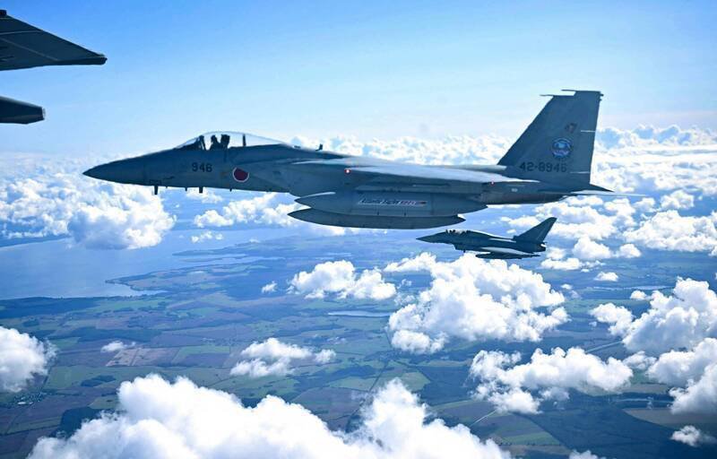 日本航空自卫队2架F-15战机，遭中国辽宁号舰载机歼-15以雷达锁定。（法新社档案照）