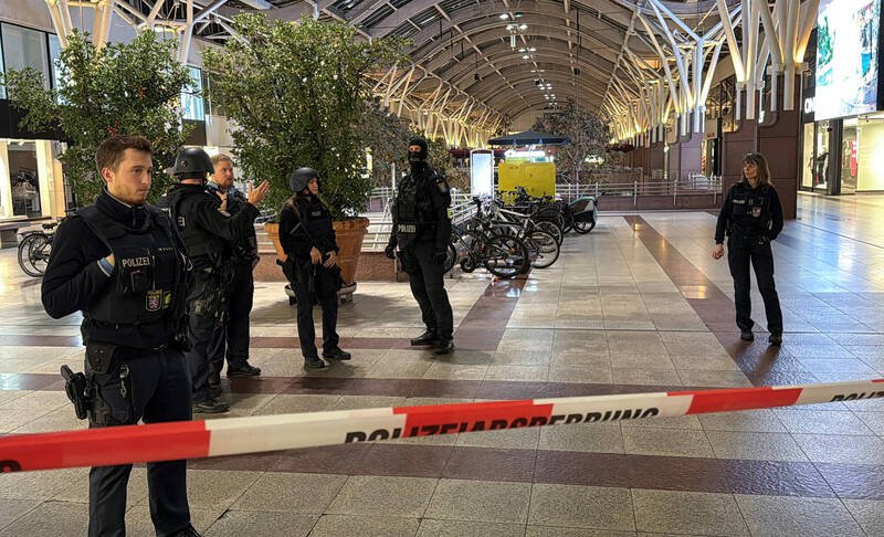 3名男子去年试图将1名乌克兰前士兵引诱到德国法兰克福1家咖啡馆，以图实施可能的暗杀阴谋。图为在法兰克福的警察。（欧新社）