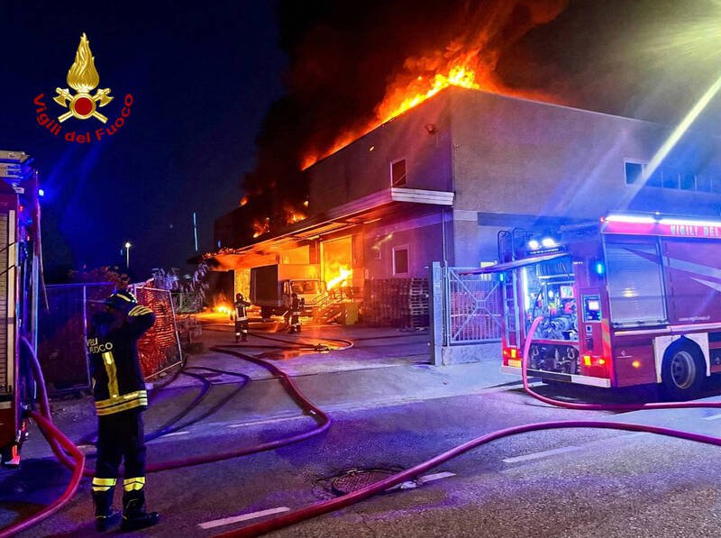 义大利消防队深夜抢救普拉托一处中国企业仓库的大火，当局怀疑与近期围绕「中国卡车」案的暴力纵火攻击潮有关。（路透）
