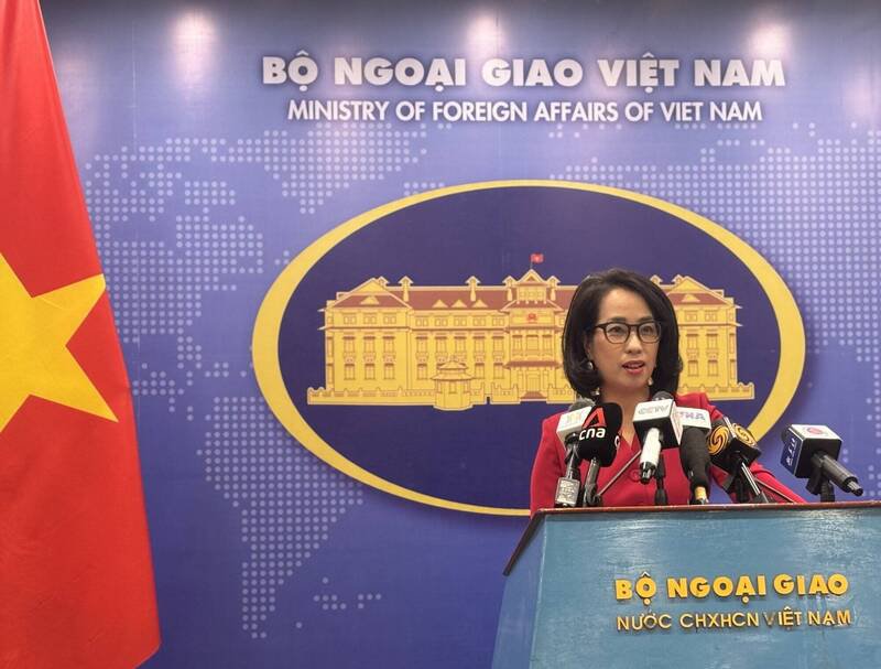 越南外交部发言人范秋姮11日在2025年最后一场例行记者会中表示，依照1982年联合国海洋法公约等国际法，各国享有在国际海运密集台湾海峡自由航行与自由穿越的合法权利。（中央社）