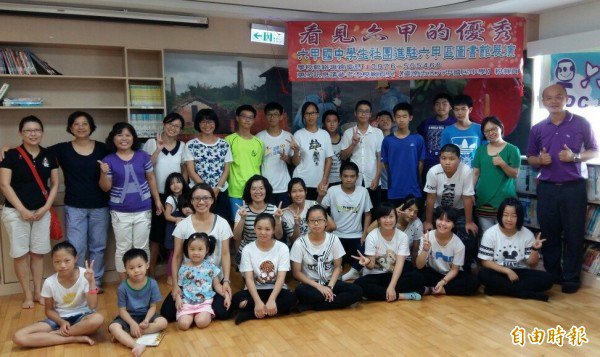 看见六甲的优秀，六甲国中和六甲图书馆合作为学生搭建表演舞台，很受欢迎。（记者杨金城摄）