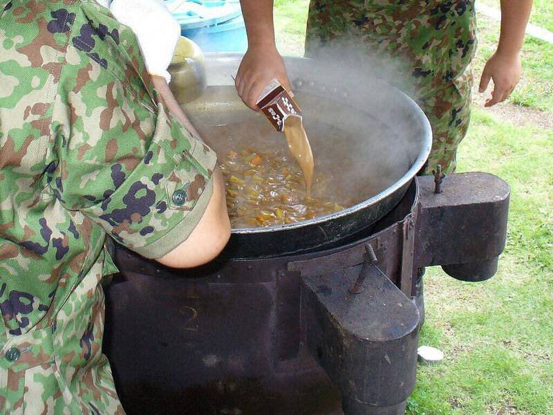 1位日本网友分享日本自卫队煮咖哩时加的「秘密武器」。（图撷取自@arinaariri社群平台「X」）