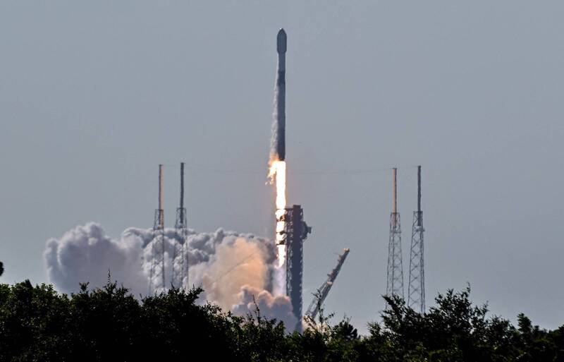 星链（Starlink）工程副总裁指控中国发射卫星事先未协调，中国卫星与星链卫星差点相撞。图为SpaceX火箭6月送星链卫星上太空。（路透档案照）