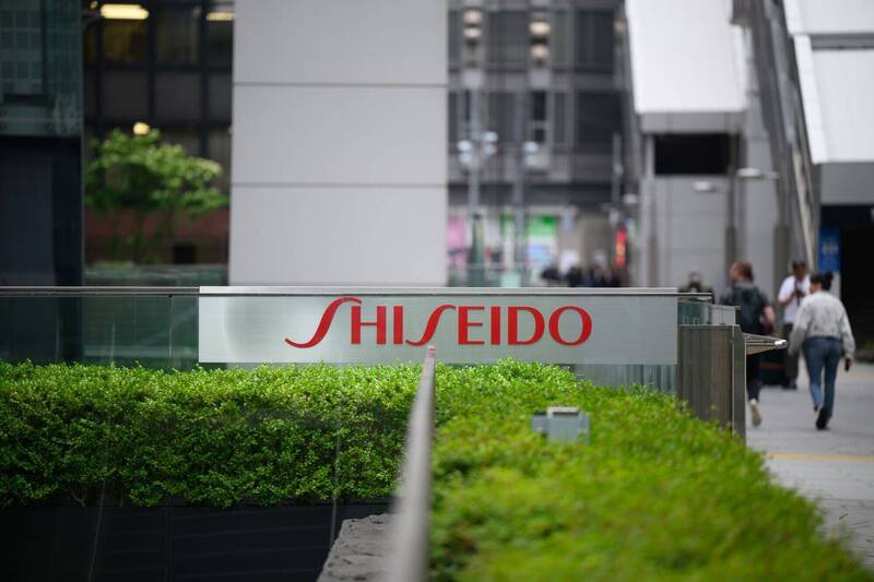 日本资生堂自行研发「引导式化妆」课程，帮助视障人士自己化妆。（彭博）