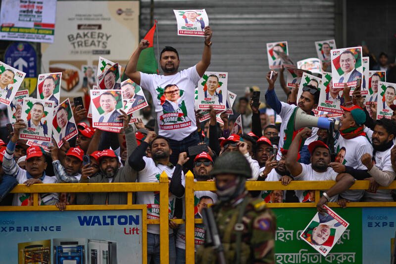 大批支持者25日夹道欢迎流亡海外多年的孟加拉民族主义党代理主席拉曼返国。（美联社）