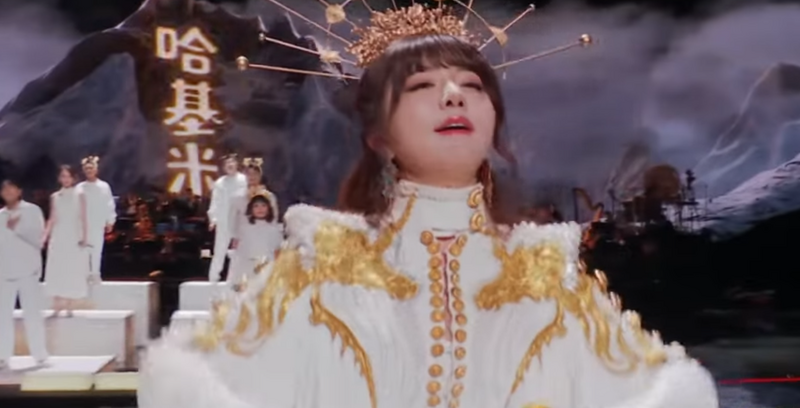 中国B站跨年晚会，请来歌手阿兰演唱网路热门歌曲〈神曼波〉，孰料却因为这首歌题材来自日本动画，在后续节目回放中删除。（图撷自「Chris Yang」YT频道）