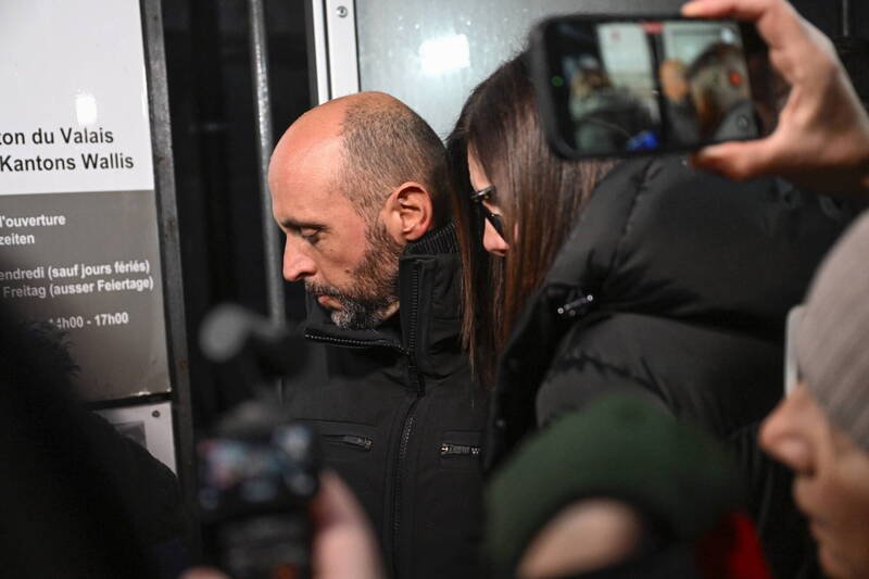 瑞士星座酒吧在跨年夜发生大火，造成40人死亡。法院今日下令羁押酒吧老板莫雷帝夫妇3个月。（欧新社）