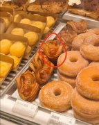 恶！中国烘焙连锁名店好利来 面包掉地仍继续贩