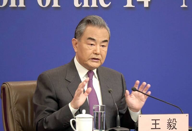 美国对委内瑞拉发动大规模攻击，逮捕委国总统马杜洛及其妻子。中国外交部长王毅4日表示，「从不认为哪一个国家可以充当国际警察，也不认同哪一个国家可以自诩为国际法官，各国的主权和安全都应受到国际法的充分保护」。（中央社）
