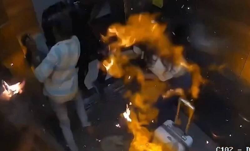 印度孟买阿莫尔大厦的电梯内日前发生一起「氢气气球」爆炸意外，共造成2人多处烧伤。（撷取自X@Deadlykalesh）