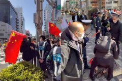 闹场东京马拉松！中国民众挥五星旗、坐赛道挡