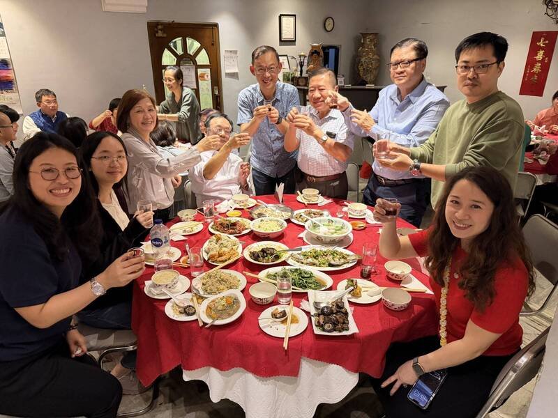 印度加尔各答华人维持传统，许多到外地工作、求学，甚至移民海外的民众，都会在春节期间回到加尔各答，并在除夕夜和家人、亲戚吃年夜饭，享受久违的团聚时光。图为驻印度代表陈牧民（左5）与加尔各答华人围炉。（中央社）