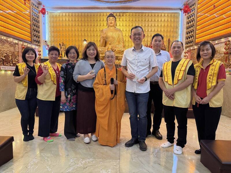 印度加尔各答华人至今仍保有在春节到庙宇参拜的传统，许多人会到庙里上香祈福，也有不少人会到佛光山参加法会，并为自己、家人点上一盏光明灯，祈求在新的一年平安顺利。图为佛光山加尔各答禅净中心住持妙如法师（左5）等人，接待驻印度代表陈牧民（左6）一行。（中央社）