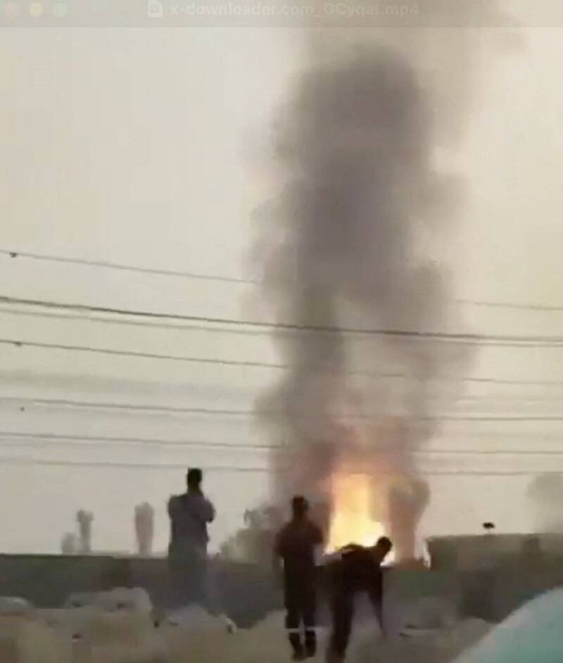 画面中人们正在观看伊朗布希尔省通巴克市南帕尔斯天然气田发生火灾。（路透）