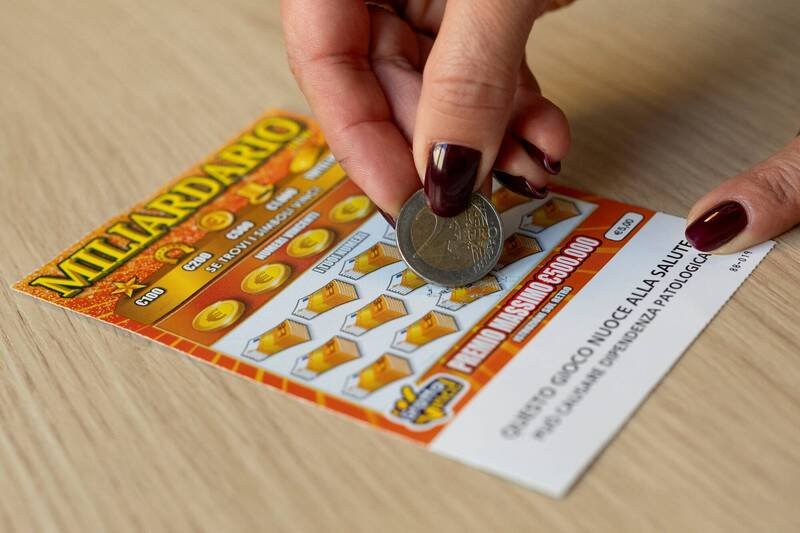 1名法国男子的信用卡遭到2名街友拿走后，购买了刮刮乐却意外中了大奖50万欧元（约新台币1860万元）。刮刮乐示意图。（路透）