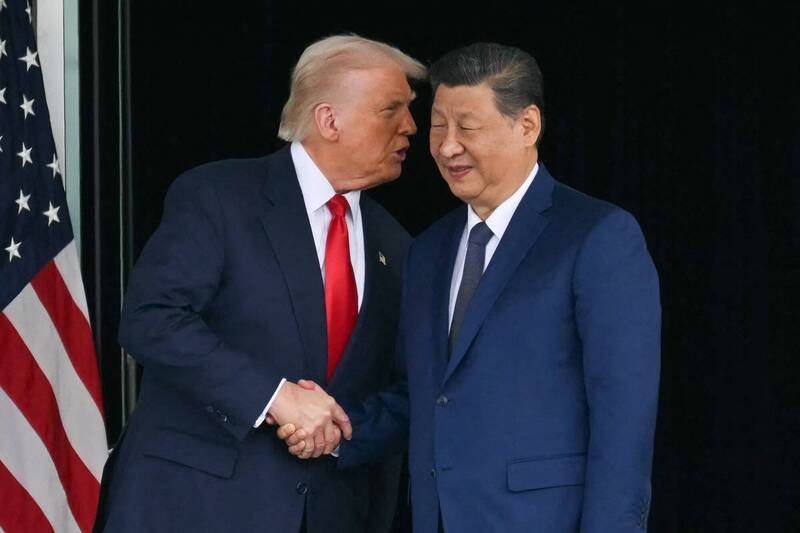报导指出，川普去年告诉黄仁勋，当他与习近平谈及台湾议题时，习「呼吸沉重」，这令他感到不高兴，因此敦促黄仁勋促进晶片在美制造。（法新社）