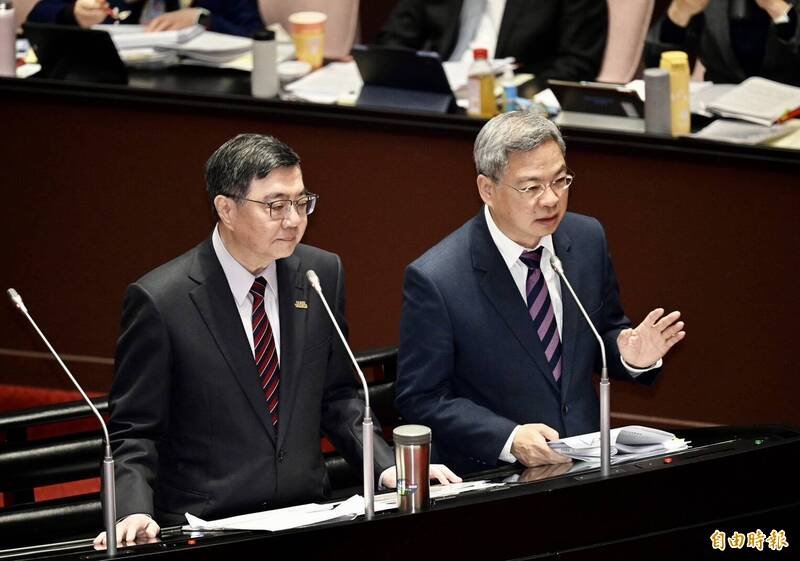 美伊战火引发能源危机疑虑，经济部长龚明鑫（右）今（3日）在立法院院会答询时挂保证，强调3月份的天然气来源已获确保，并启动4月份调货，短期内绝不限电。（记者罗沛德摄）