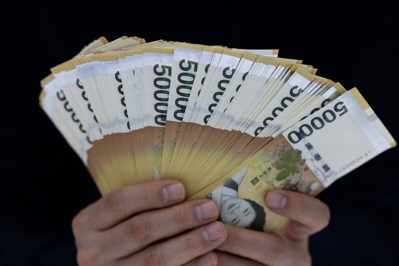 南韩政府发放「高油价被害支援金」，估有3256万人受惠，每人依不同资格最高可领60万韩元。（彭博）