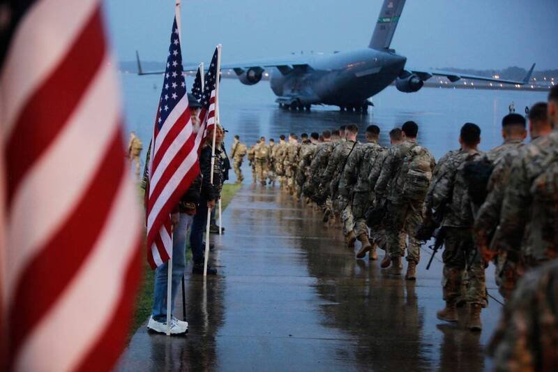 图为2020年，隶属于美国北卡罗莱纳州布拉格堡（Fort Bragg）第82空降师的陆军伞兵准备登机。（美联社档案照）