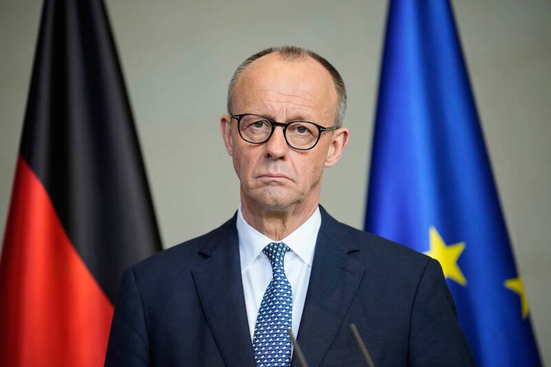 德国总理梅尔茨表示，由美国和以色列空袭伊朗所引发的中东战争，「不是北大西洋公约组织的事」，德国不会参与其中。（美联社）