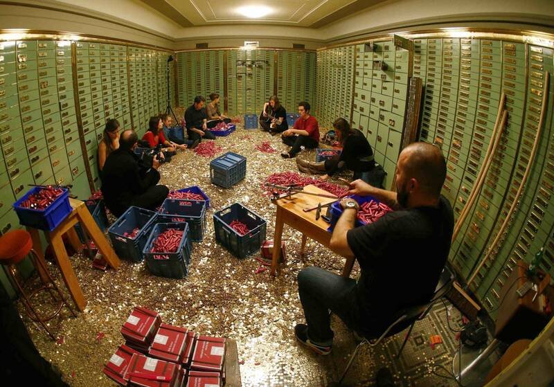 图为瑞士人民银行旧金库中，员工作业情形。（路透档案照）