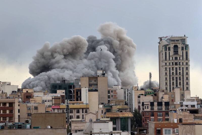 美国国务院呼吁中东的公民立即离开。图为伊朗德黑兰2日遭轰炸。（美联社）
