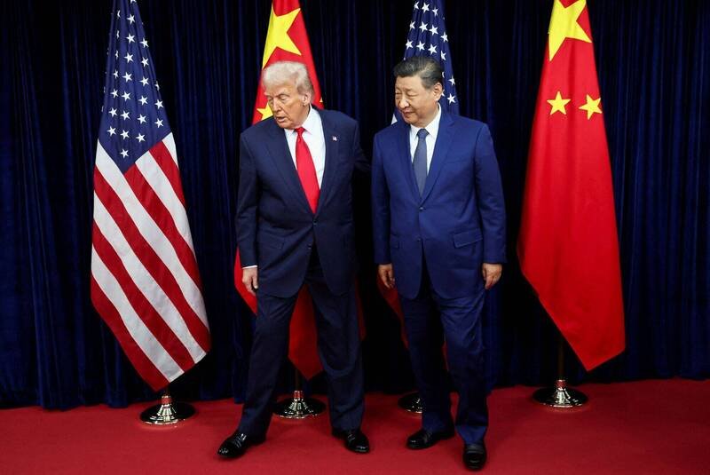 美国总统川普（左）封锁荷姆兹海峡，迫使北京陷入政治两难，并可能破坏川普即将与中国国家主席习近平（右）举行的峰会。（路透档案照）