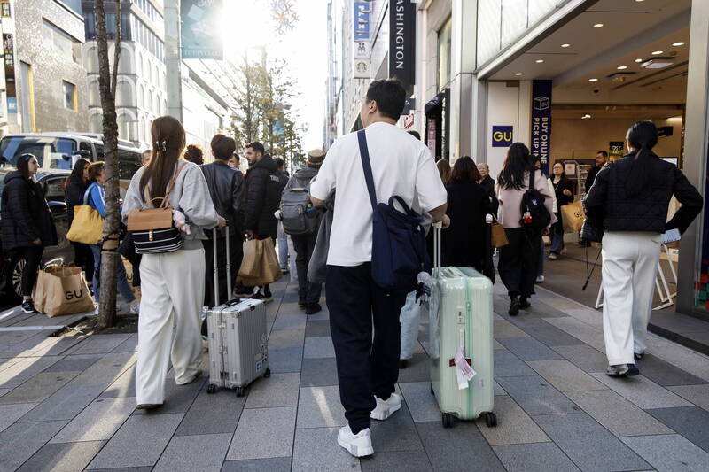 即便少了中国旅客消费，日本观光厅公布今年1-3月的外国旅客消费数据，仍增长2.5%，其中以台湾人共消费近3884亿日圆，稳坐冠军宝座。（欧新社资料照）