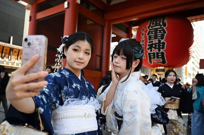 在台湾和南韩等国旅客强势补位下，最新3月旅日外籍游客高达361万8900人次，创下3月新高。（法新社）