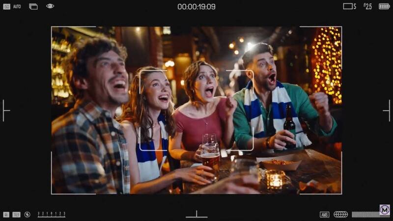 近期荷兰百年啤酒大Amstel推出的全新广告，特意委托摄影师前往不同的酒吧，偷偷拍摄现场民众与好友饮酒作乐的真实模样。（图撷取自「Mediashotz」YouTube）
☆饮酒过量 有害健康 禁止酒驾☆