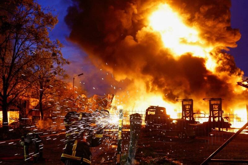 俄罗斯周四（16日）凌晨对乌克兰发动大规模飞弹与无人机袭击。（路透社）