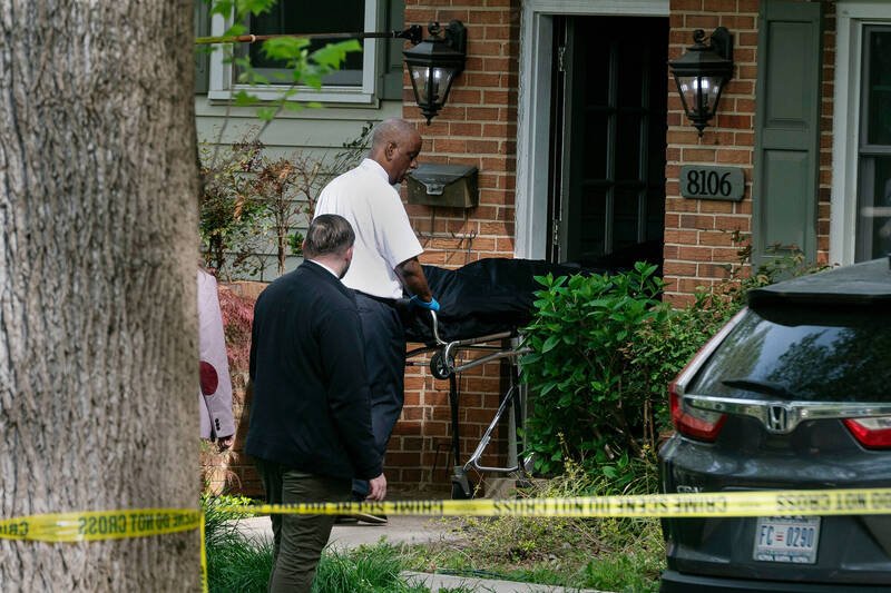 警方与鉴识人员16日从美国维吉尼亚州前州长费尔法克斯的自宅移走遗体。（美联社）