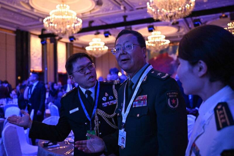中国国防部长董军连两年缺席「香格里拉对话」，由共军国防大学教授孟祥青（中）率代表团与会。（法新社）