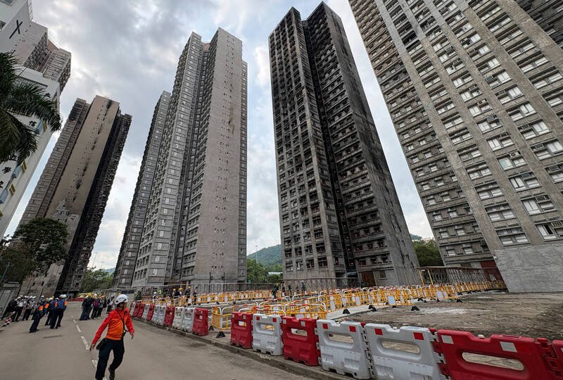 香港宏福苑社区去年11月发生大火，夺走168条人命，成为香港数十年来最致命的火灾。（美联社档案照）