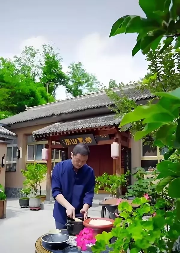 李嫣现身李亚鹏新店,穿白色罩衫配阔腿裤气质清冷