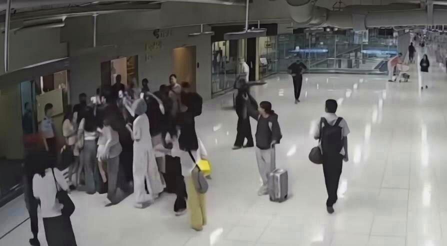 泰国曼谷素万那普国际机场日前公布画面指,大批中国粉丝堵在泰航贵宾室前,高举手机,... 泰国曼谷素万那普国际机场日前公布画面指,大批中国粉丝堵在泰航贵宾室前,高举手机,...