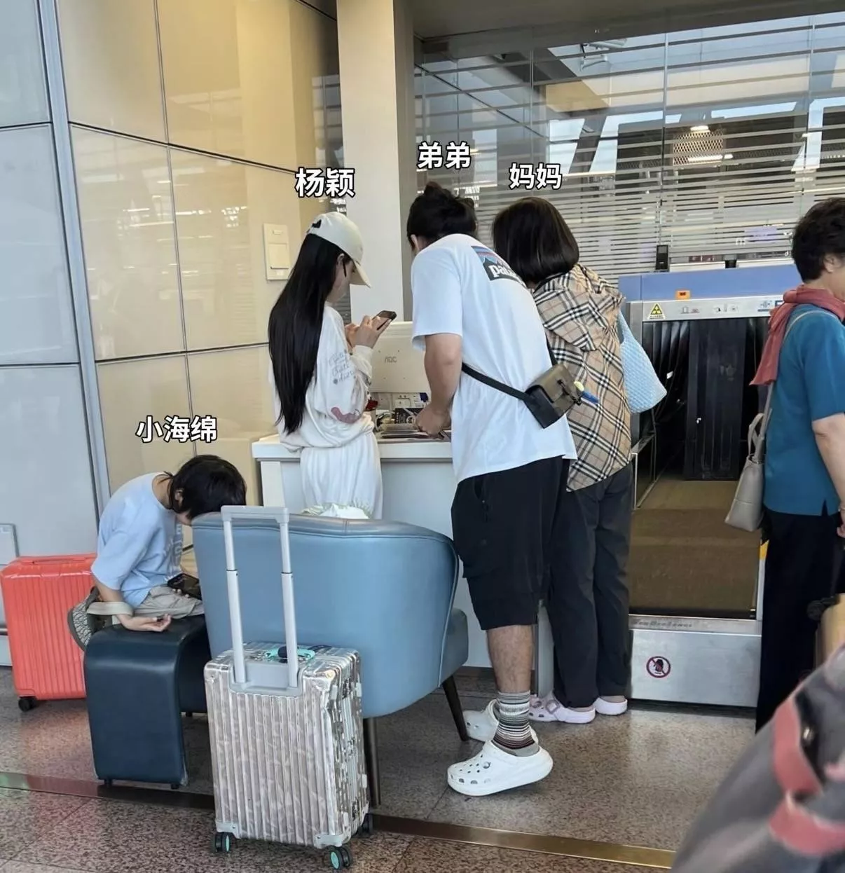 杨颖一家出国旅行，亲弟出镜混血长相高又帅