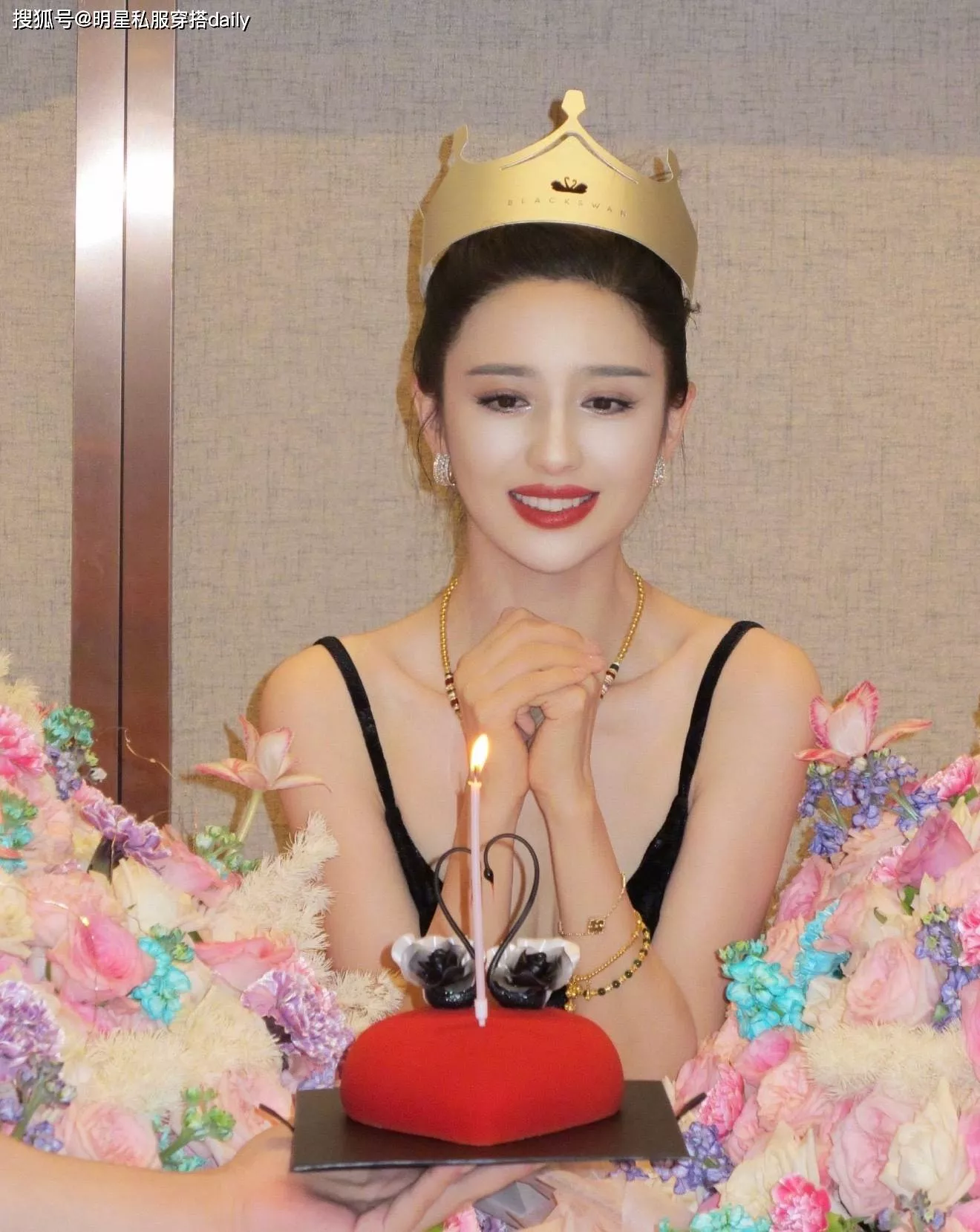 43岁佟丽娅生日造型惊艳！与董璇同框宛如姐妹