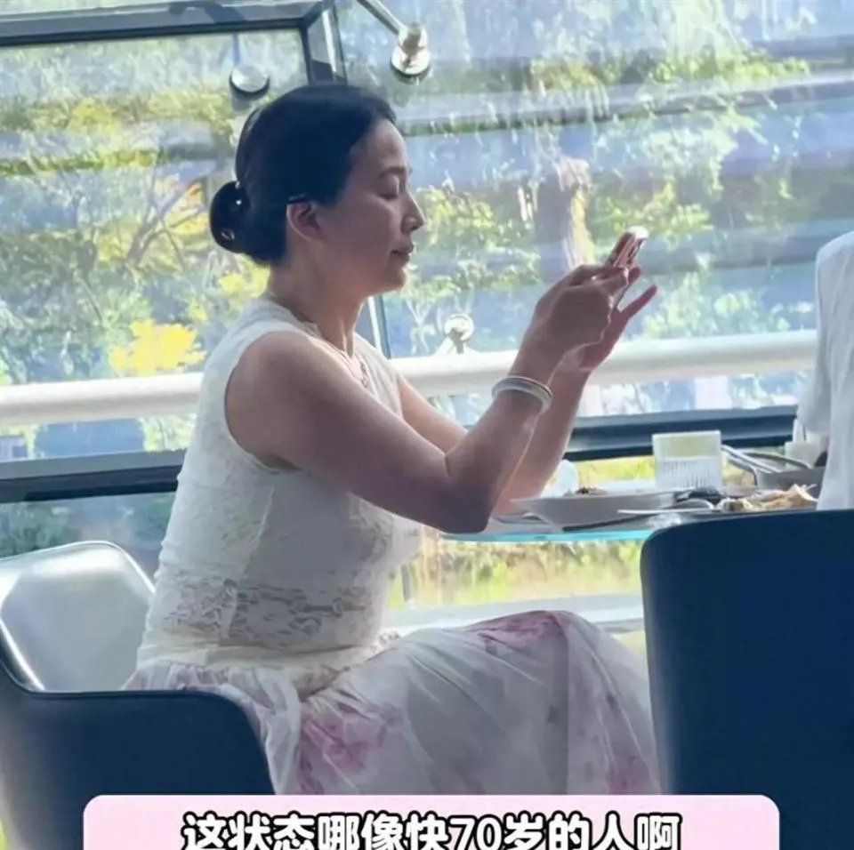 网友偶遇刘亦菲妈妈,她67岁韵味十足,果然法拉利老了还是法拉利