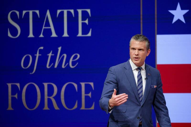 赫格塞斯在维吉尼亚州匡提科陆战队基地发表「部队现况」（State of the Force）演说。（美联社）